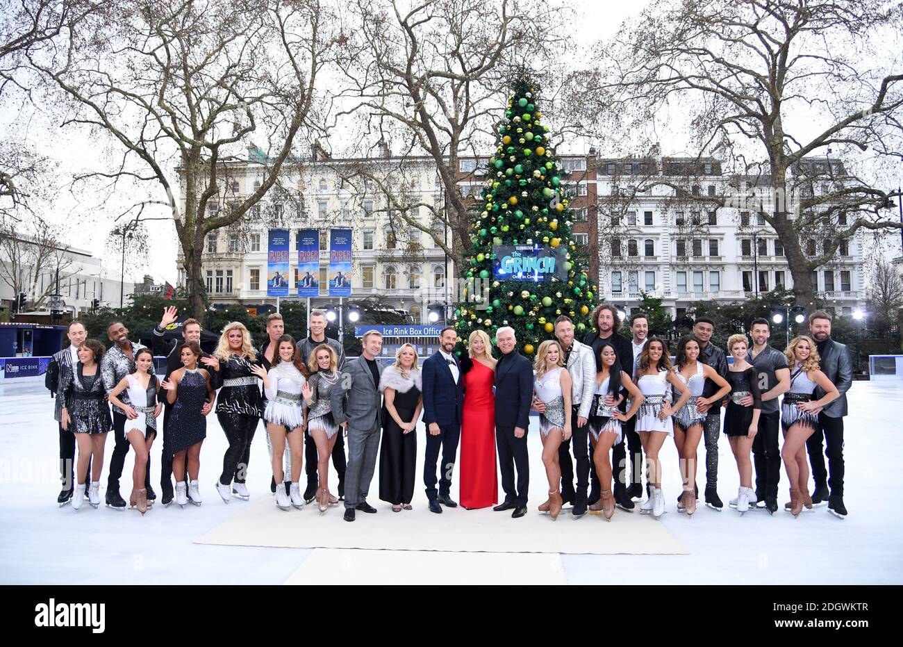 Lukasz Rozycki (de gauche à droite), Didi Conn, Richard Blackwood, Carlotta Edwards, Mark Hanretty, Saira Khan, Gemma Collins, Matt Evers, Saara Aalto, Hamish Gaman, Brianne Delcourt, Christopher Dean, Jayne Torvill, Jason Gardiner, Holly Willoughby, Phillip Schofou, James Rober, James Dudard, James Dudard, Alexander, Melodeard, James Dudard, James Rober, Melody, James Rober, James Dudard, James Rober, James Dudard, James Rober, James Rober, Vanessa Bauer, Jane Danson, Sylvain Longchambon, Alex Murphy et Brian McFadden ont assisté au lancement de Dancing on Ice Photocall au Musée d'Histoire naturelle de Londres. Le crédit photo devrait se lire comme suit : Doug Peters/EMPICS Banque D'Images