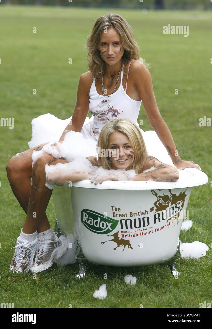 Lady Isabella Hervey et Lady Victoria Hervey lancent le Radox Great British Mud court en association avec la British Heart Foundation le 5 octobre 2006 à Londres. Doug Peters/EMPICS Entertainment Banque D'Images