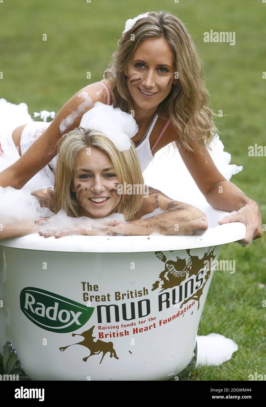 Lady Isabella Hervey et Lady Victoria Hervey lancent le Radox Great British Mud court en association avec la British Heart Foundation le 5 octobre 2006 à Londres. Doug Peters/EMPICS Entertainment Banque D'Images