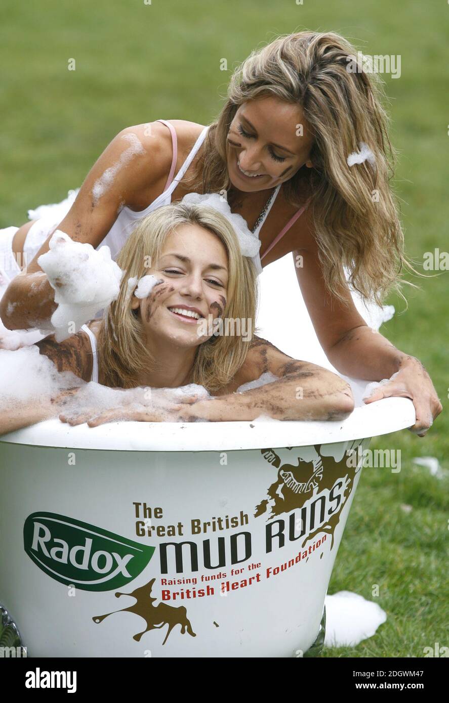 Lady Isabella Hervey et Lady Victoria Hervey lancent le Radox Great British Mud court en association avec la British Heart Foundation le 5 octobre 2006 à Londres. Doug Peters/EMPICS Entertainment Banque D'Images