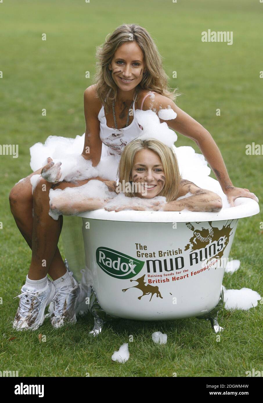 Lady Isabella Hervey et Lady Victoria Hervey lancent le Radox Great British Mud court en association avec la British Heart Foundation le 5 octobre 2006 à Londres. Doug Peters/EMPICS Entertainment Banque D'Images