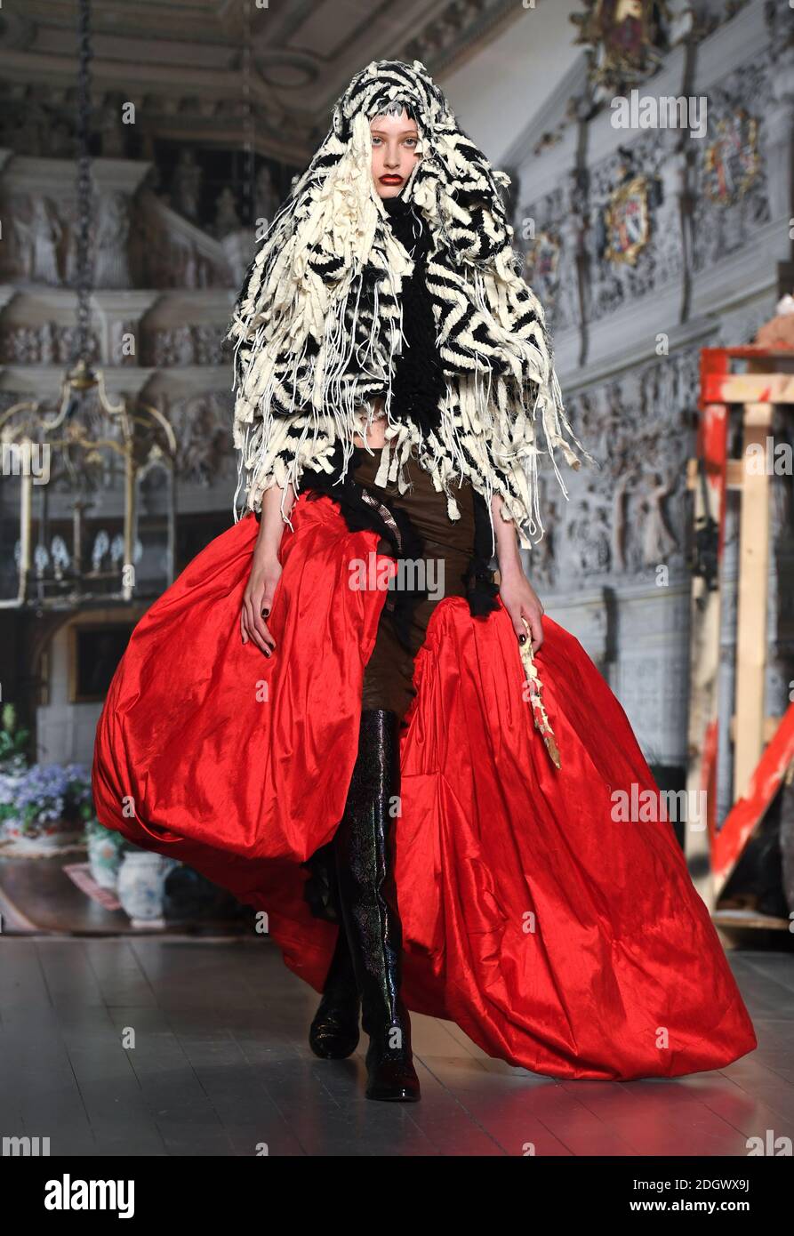 Un modèle sur la passerelle du salon Matty Bovan, dans le cadre de la London Fashion week, 180 Strand, Londres. Le crédit photo devrait se lire comme suit : Doug Peters/EMPICS Banque D'Images