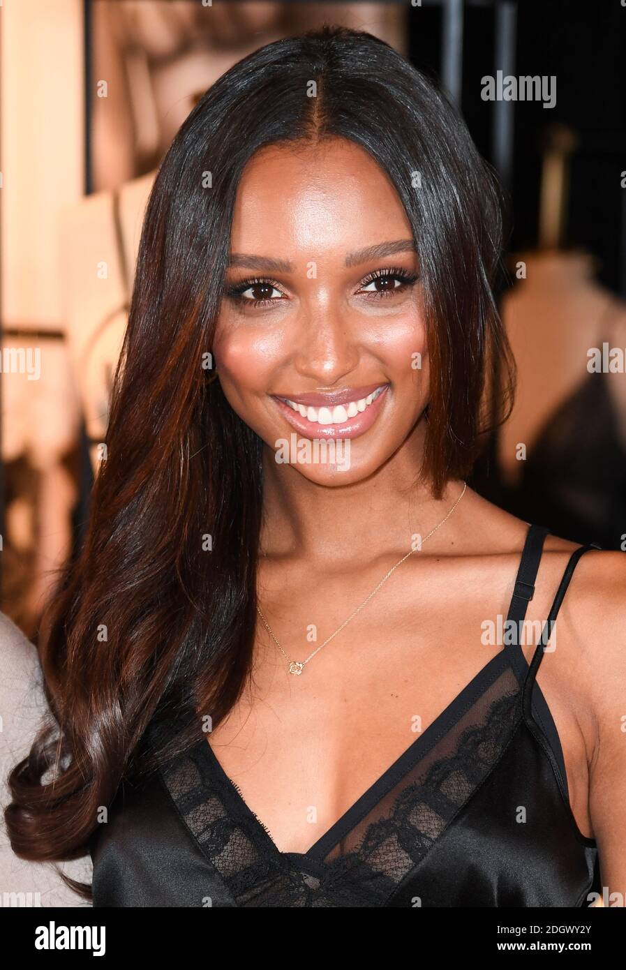 Jasmine Tookes visite la rue Secret New Bond de Victoria, à Londres, aux  côtés de Lisa Chavy, fondatrice DE LIVY, pour célébrer le Secret de  Victoria qui présente LIVY Photo Stock -