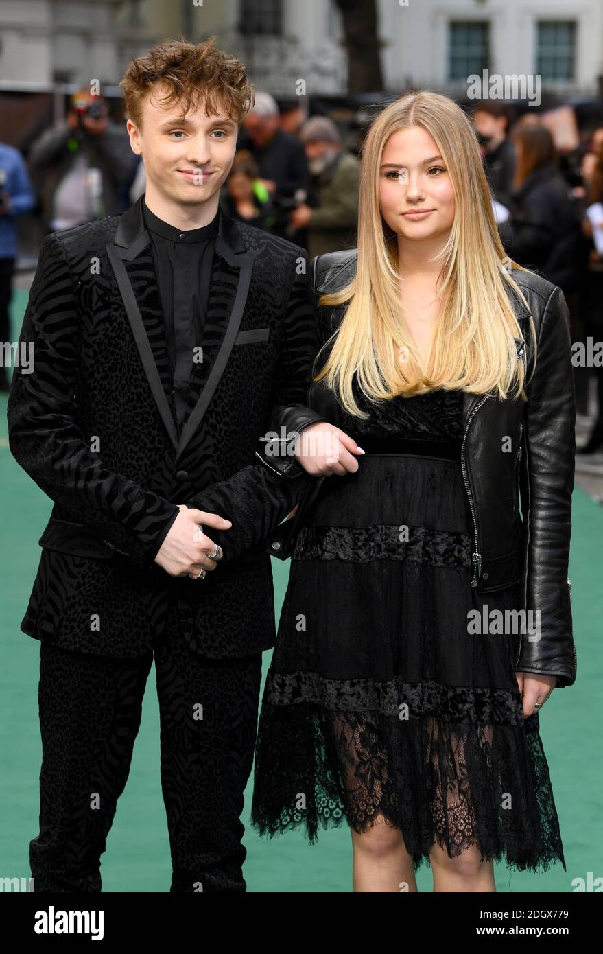 Ty Tennant et Lola Thatcher assistent à la première britannique de Tolkien qui s'est tenue à Curzon Mayfair, Londres. Crédit photo devrait lire: Doug Peters/EMPICS Banque D'Images