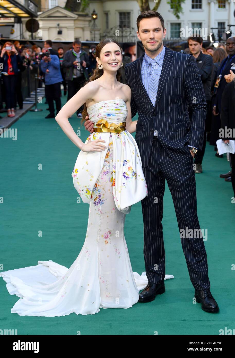 Lily Collins et Nicholas Hoult assistent à la première britannique de Tolkien qui s'est tenue à Curzon Mayfair, Londres. Crédit photo devrait lire: Doug Peters/EMPICS Banque D'Images