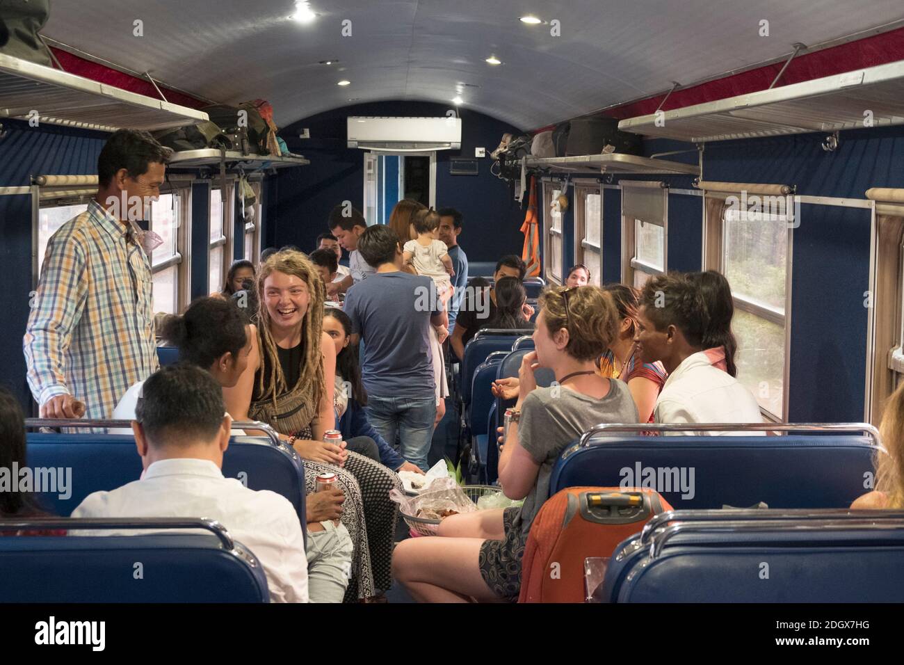 Backpackers et les locaux sur le train de Bangkok - Chiang Mai Exploité par le chemin de fer de l'État de Thaïlande Banque D'Images Backpackers et les locaux sur le train de Bangkok - Chiang Mai Exploité par le chemin de fer de l'État de Thaïlande Banque D'Images