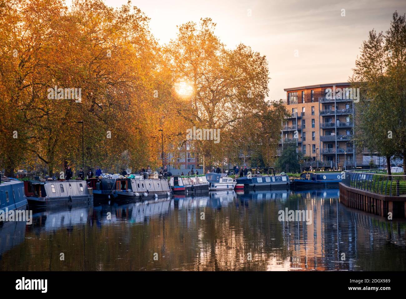 Péniche aménagée sur le canal de la vallée de Lea et immobilier résidentiel à Hackney, Londres, Royaume-Uni Banque D'Images