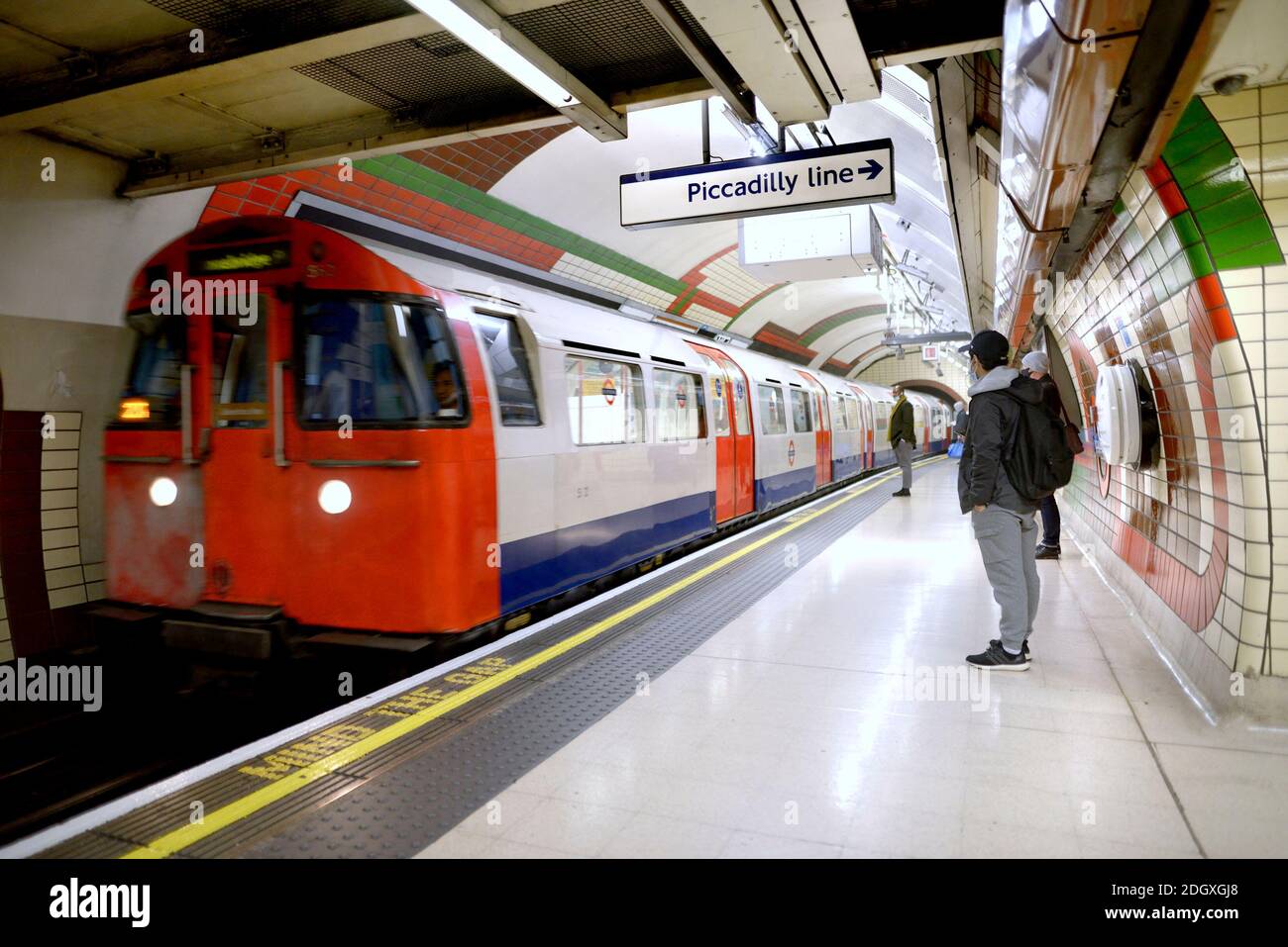 Londres, Angleterre, Royaume-Uni. Station de métro Piccadilly Circus, train arrivant à la plate-forme Banque D'Images