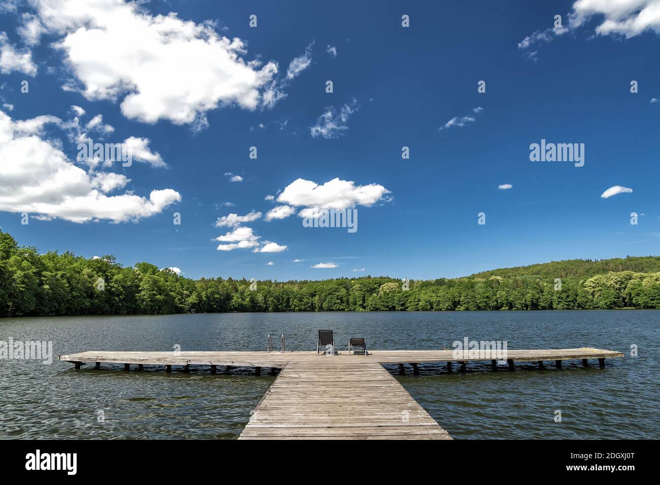 Lac avec scène de baignade en été Banque D'Images