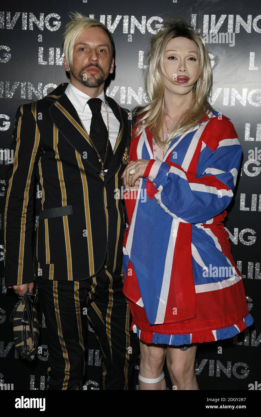 Pete Burns et son petit ami Michael Simpson arrivent au lancement de l'horaire d'été de Living TV, les Z Rooms, Brick Lane, Londres. Banque D'Images