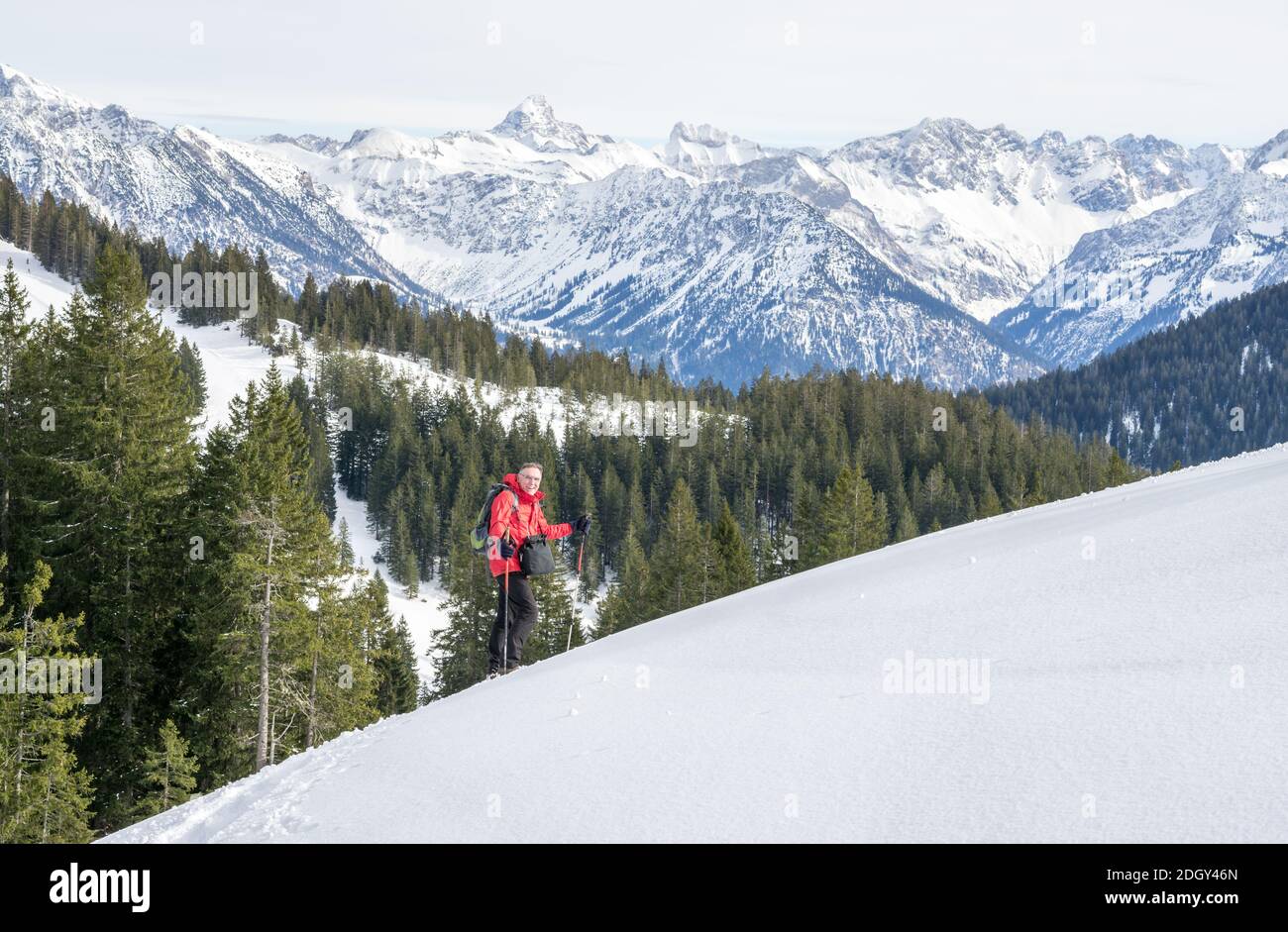 L'homme senior fait de la randonnée en raquettes dans les montagnes alpines d'hiver. Allgau, Bavière, Allemagne. Banque D'Images