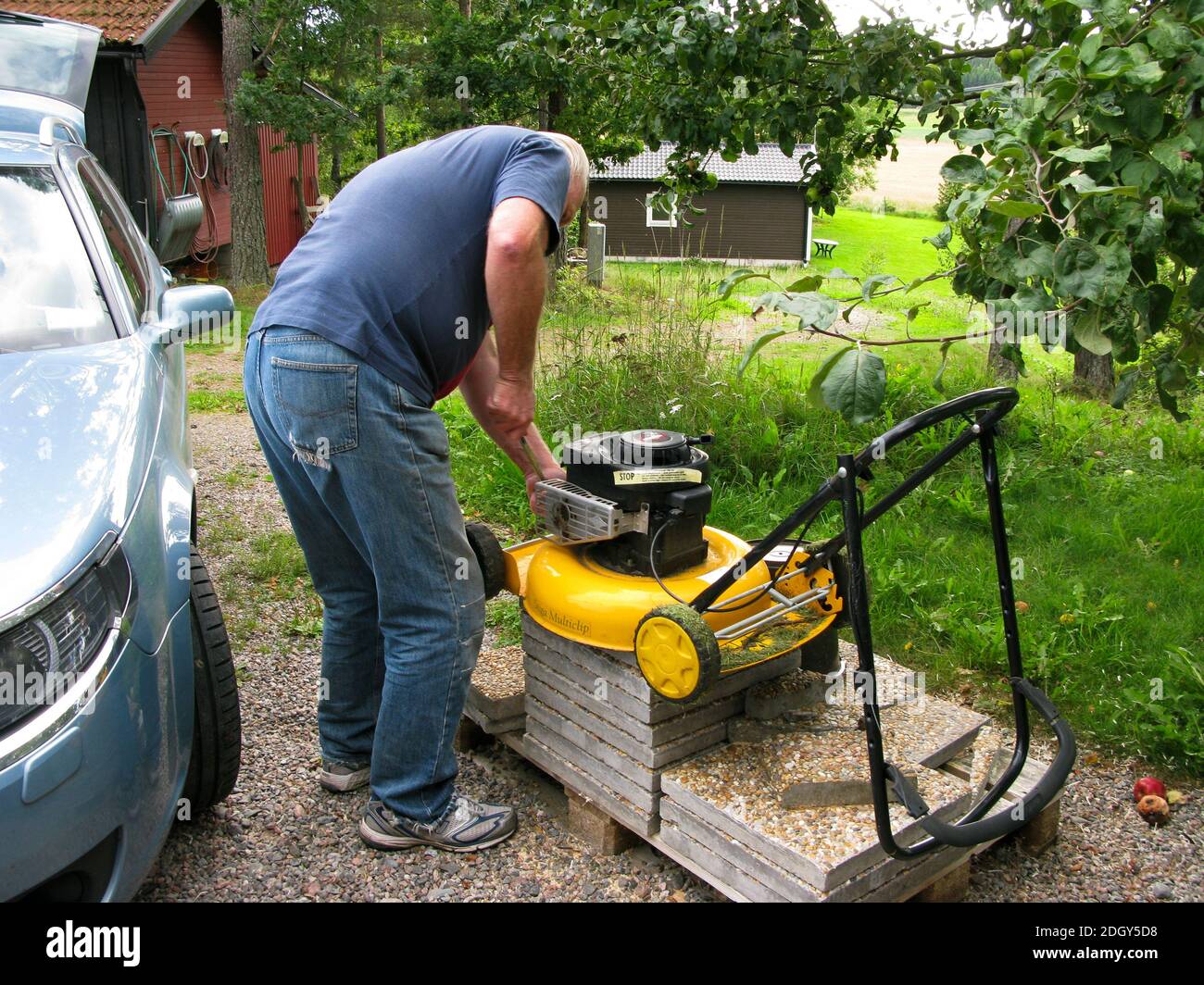 LA TONDEUSE À GAZON doit être entretenue avant utilisation Banque D'Images