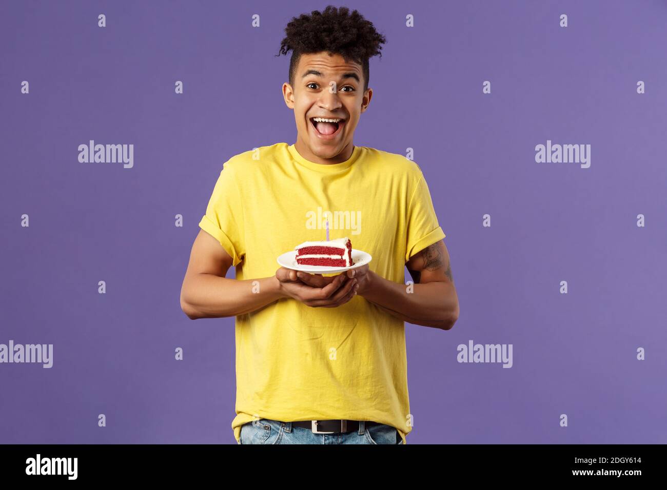 Joyeux Anniversaire Pour Moi Portrait D Un Homme Hispanique Enthousiaste Et Enthousiaste Avec Des Semelles Celebrant Le B Day Contenant Un Gateau A La Bougie Allumee Photo Stock Alamy