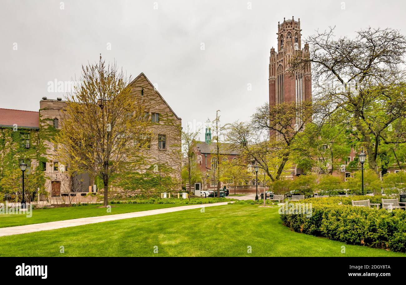 Square of Chicago University campus avec vue sur Saieh Hall for Economics Tower, Illinois, États-Unis Banque D'Images