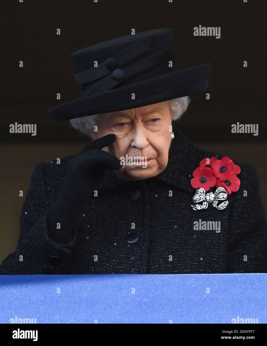 La Reine assiste au Service national du souvenir au Cenotaph, Whitehall, Londres. Le crédit photo devrait se lire comme suit : Doug Peters/EMPICS Banque D'Images