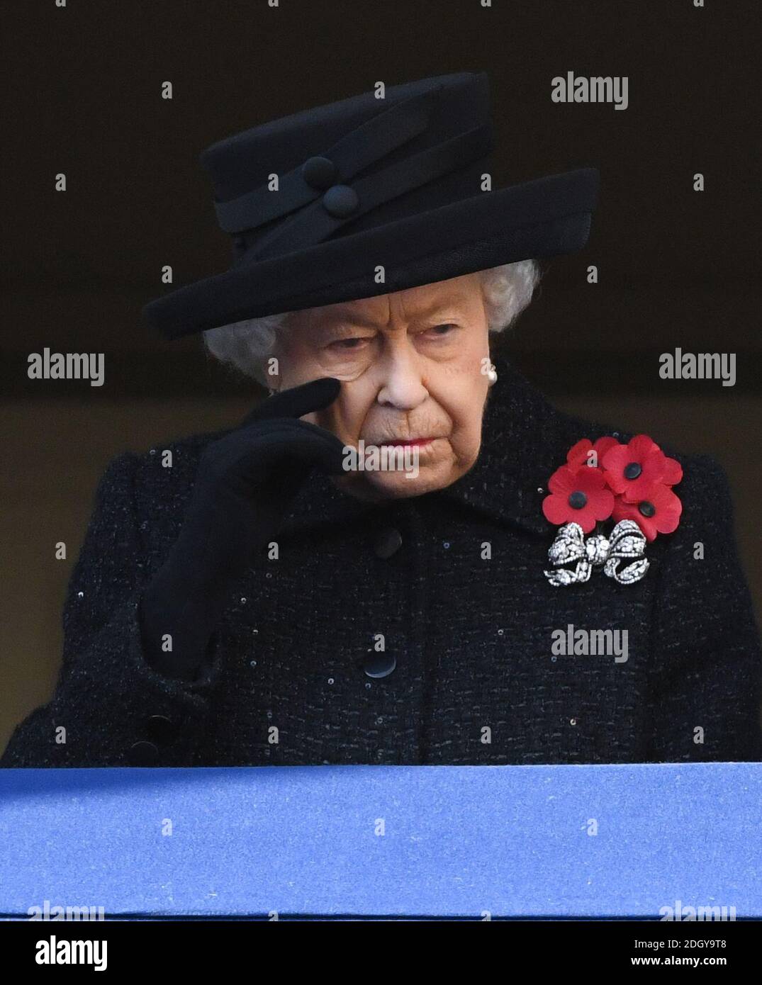 La Reine assiste au Service national du souvenir au Cenotaph, Whitehall, Londres. Le crédit photo devrait se lire comme suit : Doug Peters/EMPICS Banque D'Images