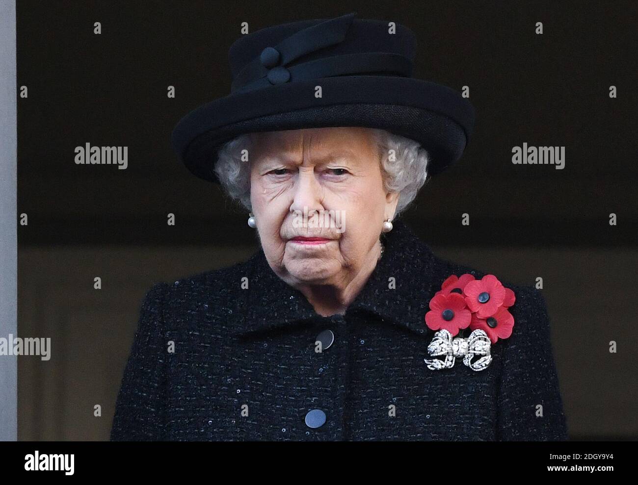 La Reine semble se déchirer en assistant au Service national du souvenir au Cenotaph, à Whitehall, à Londres. Le crédit photo devrait se lire comme suit : Doug Peters/EMPICS Banque D'Images