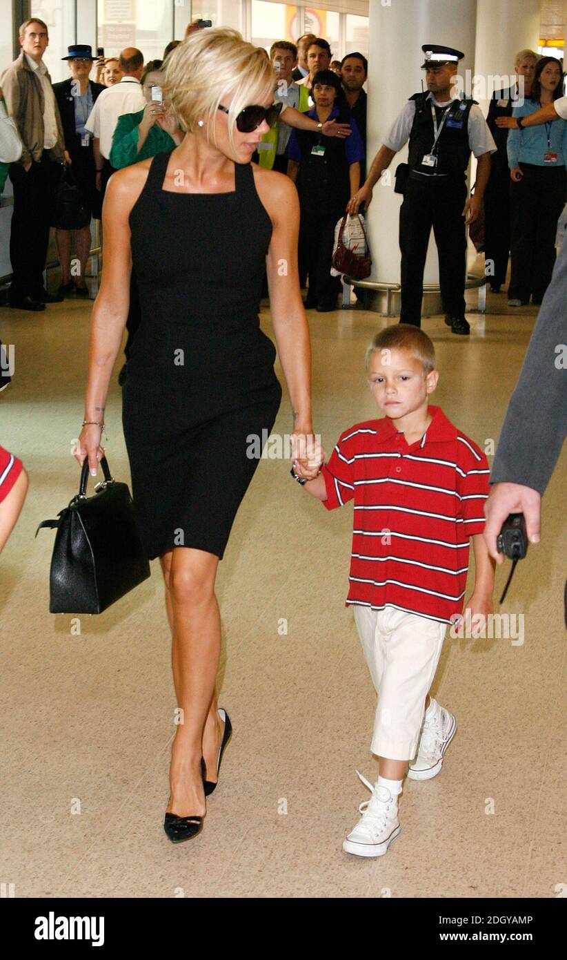 Victoria Beckham en photo avec son fils Romeo à Heathrow alors qu'elle part pour Los Angeles pour voir son mari rejoindre l'équipe DE football LA Galaxy. Banque D'Images