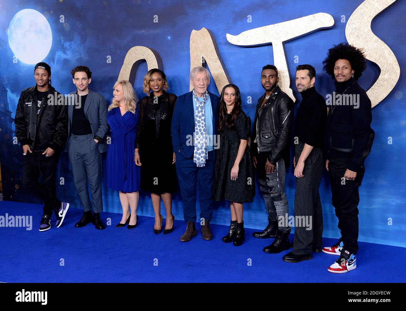 Larry Bourgeois (de gauche à droite), Laurie Davidson, Rebel Wilson, Jennifer Hudson, Sir Ian McKellen, Francesca Hayward, Jason Derulo, Robbie Fairchild et Laurent Bourgeois assistant à la photo Cats à l'hôtel Corinthia, Londres Banque D'Images