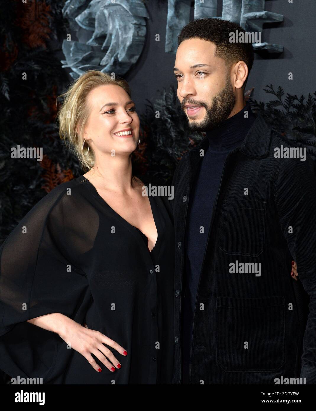 Natalie Herron (à gauche) et Royce Pierreson participant à la première mondiale de Witcher qui s'est tenue au vue Cinema, Leicester Square, Londres. Banque D'Images