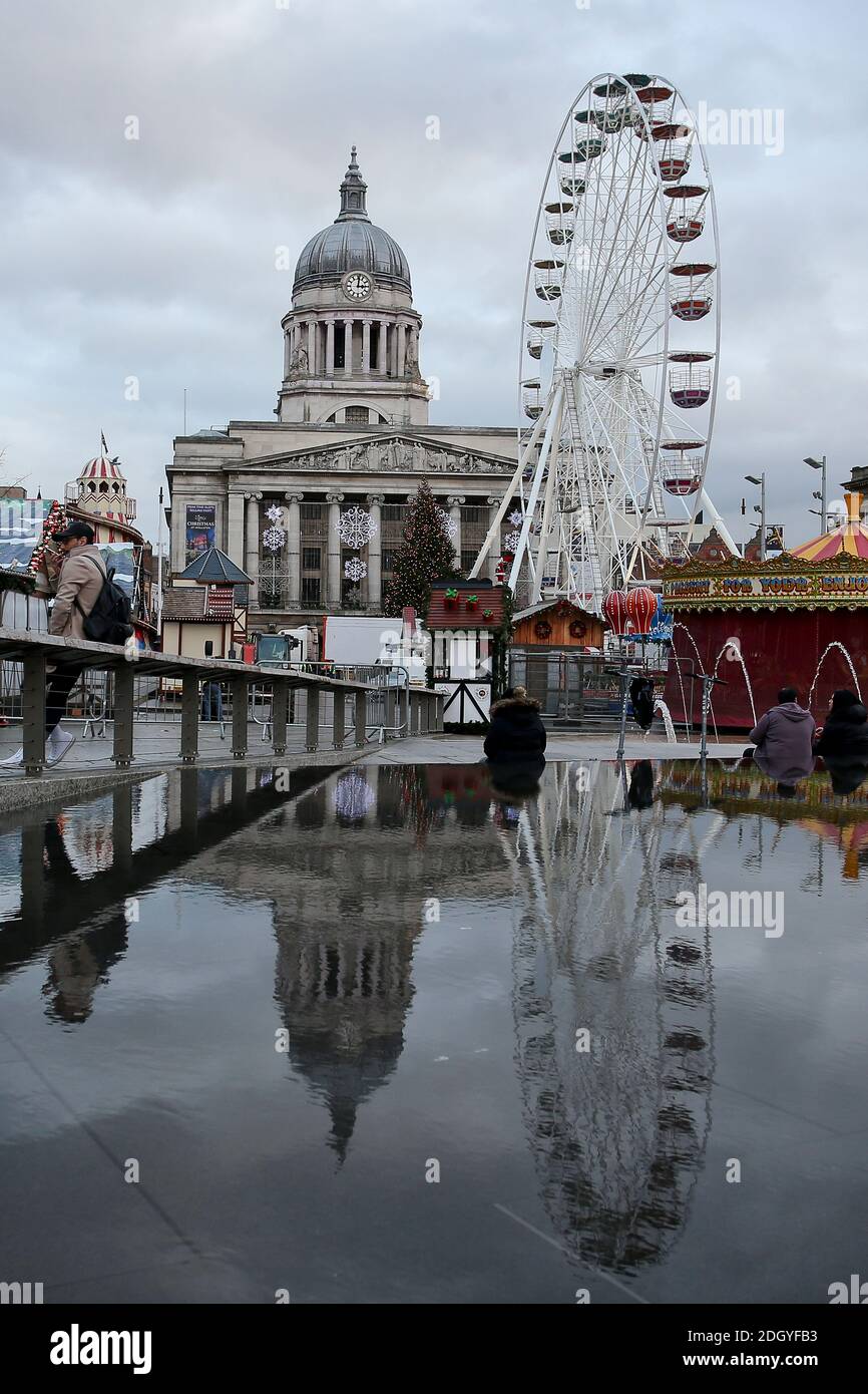 Vue sur le marché de Noël et les attractions de la place du Vieux marché, Nottingham, mercredi 2 décembre 2020. Banque D'Images