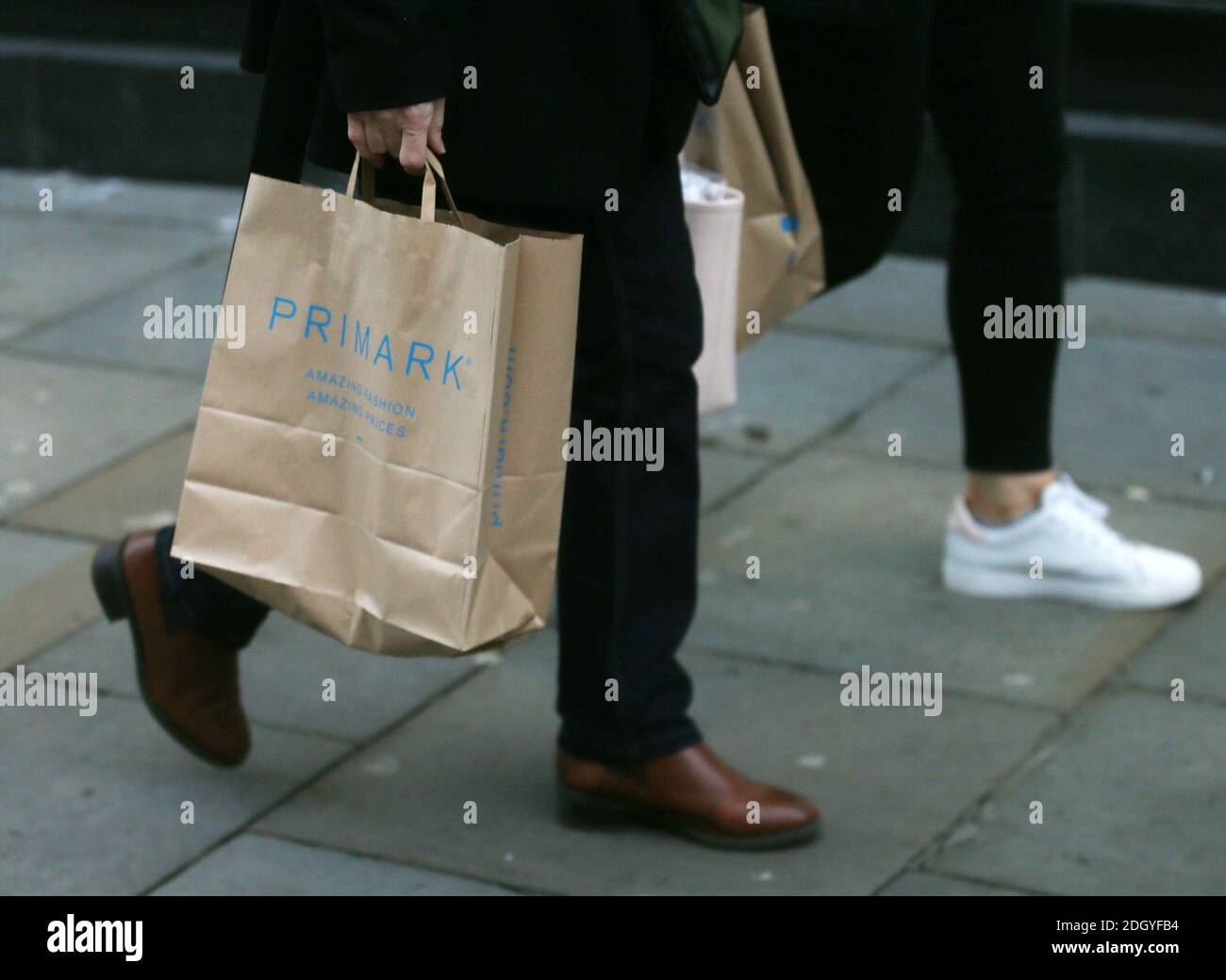 Primark Shoppers au Newcastle City Centre, mercredi 2 décembre 2020. Banque D'Images