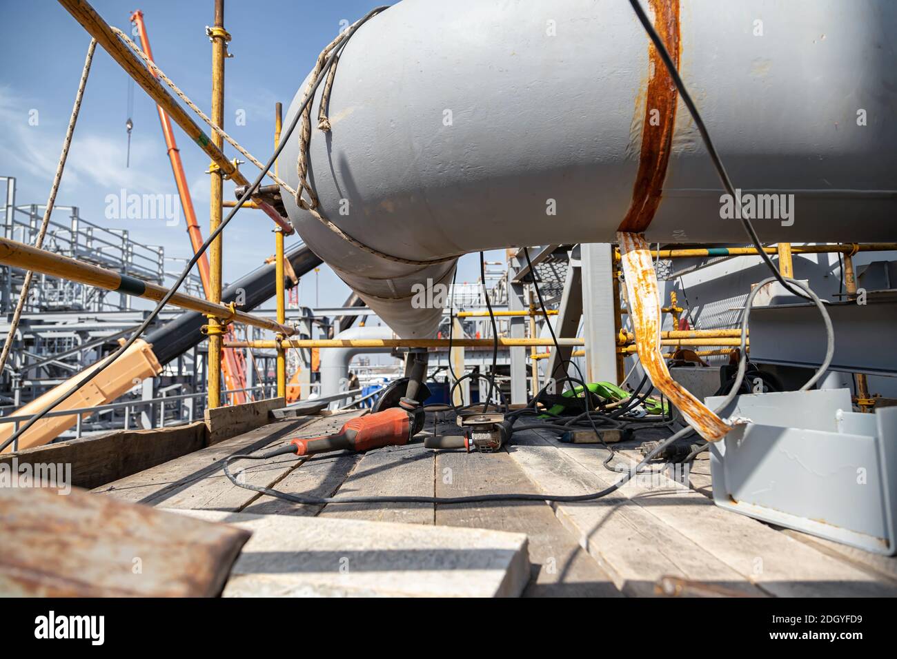 Installation du pipeline de procédé à l'aide de soudures et d'échafaudages Banque D'Images