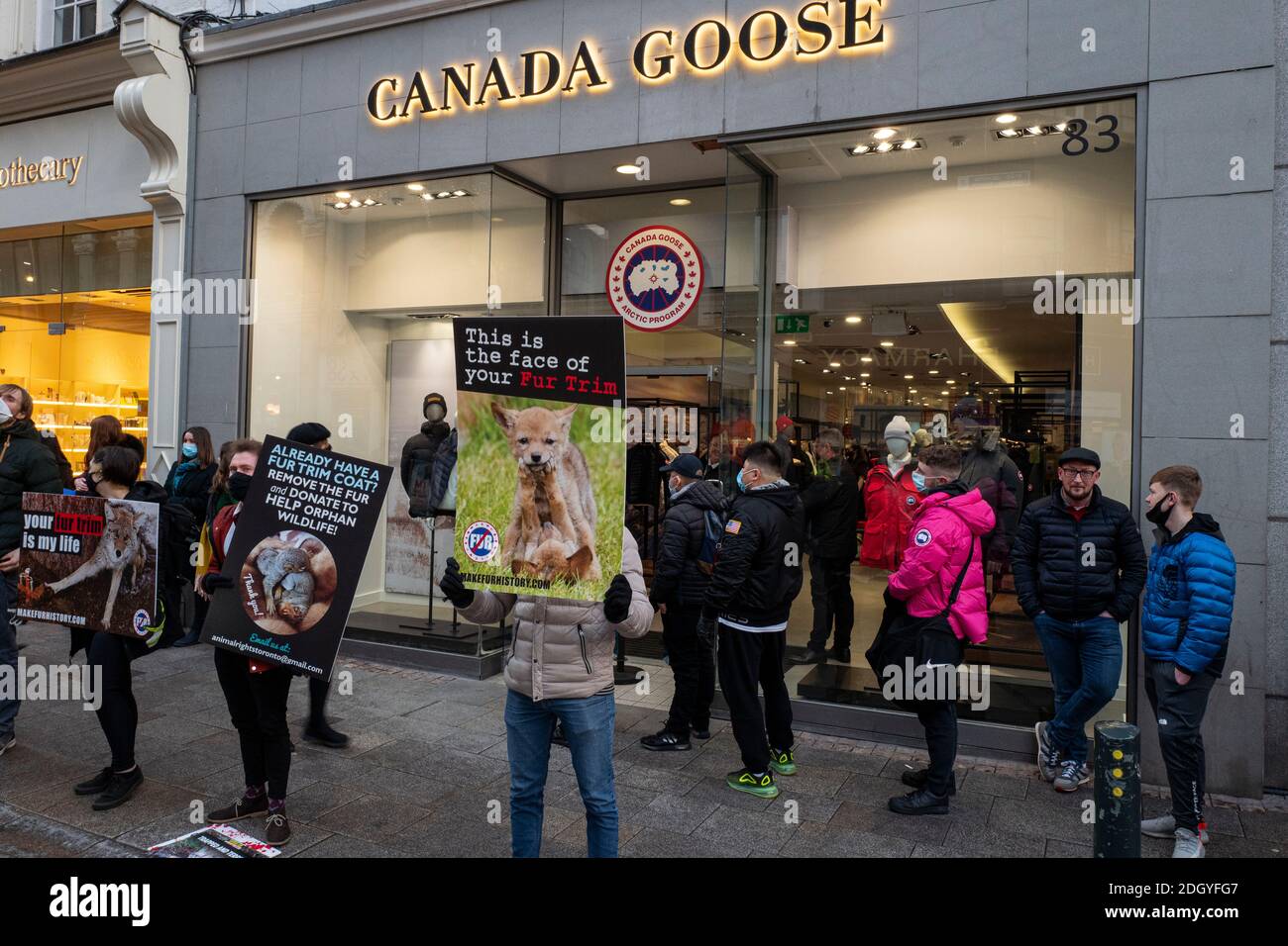 Des manifestants anti-fourrure à l'extérieur du magasin Canada Goose, sur la  rue Grafton, à Dublin, en Irlande Photo Stock - Alamy