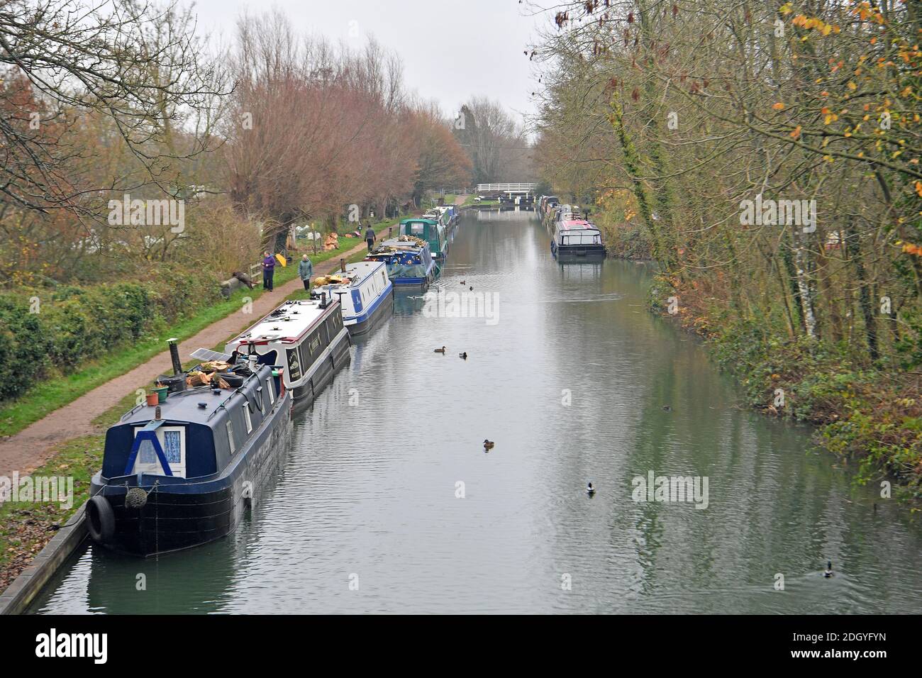 GV du village de Kintbury, près de Hungerford, Berkshire - River Kennett, mercredi 2 décembre 2020. Banque D'Images