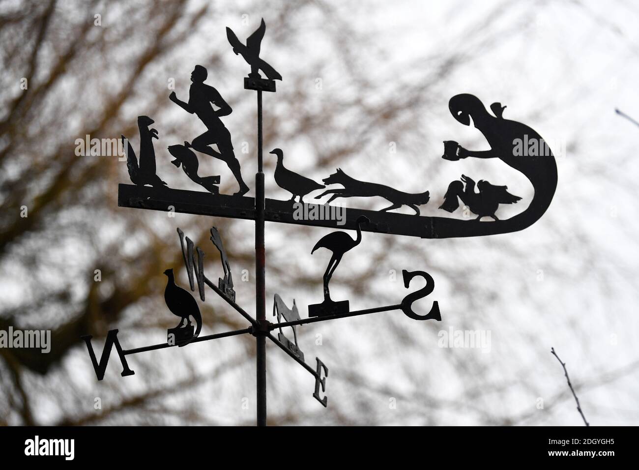 GV du village de Kintbury, près de Hungerford, Berkshire - Weathervane inhabituel, mercredi 2 décembre 2020. Banque D'Images