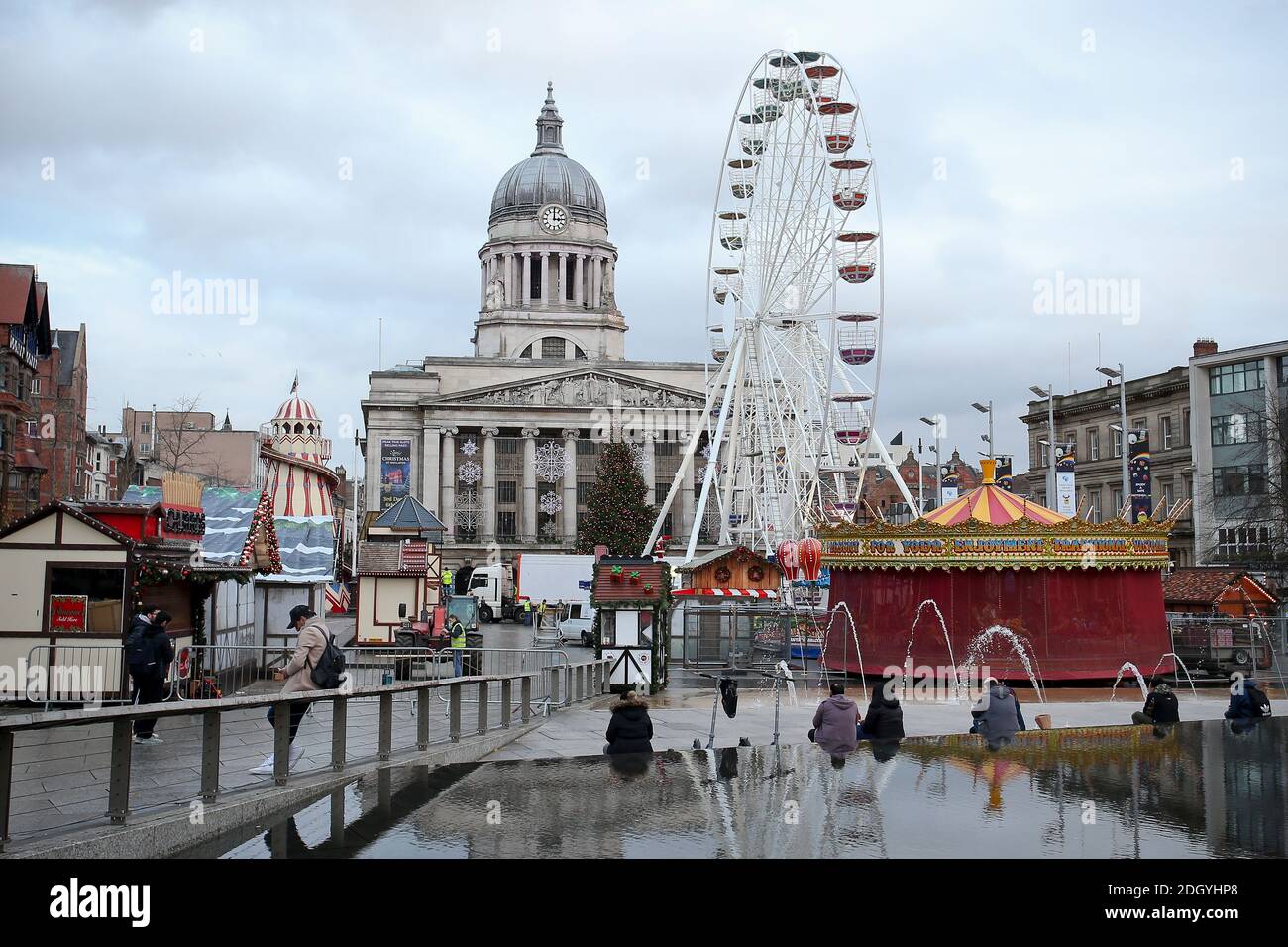 Vue sur le marché de Noël et les attractions de la place du Vieux marché, Nottingham, mercredi 2 décembre 2020. Banque D'Images