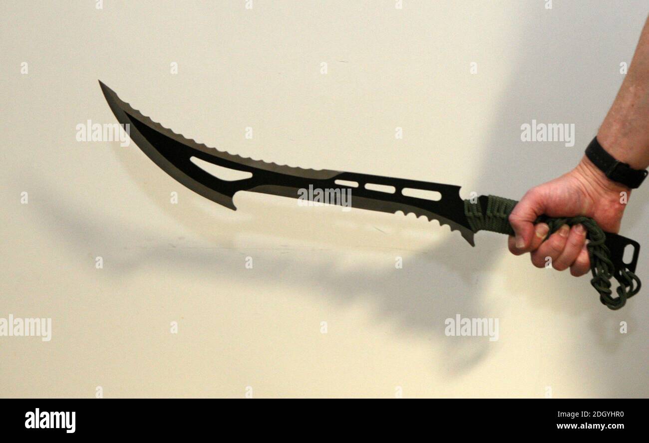 Une sélection d'armes saisies par la police de Northumbria, toutes ces armes ont été commandées sur des sites Web et des apps, mais interceptées par la Force frontalière du Royaume-Uni avant d'être envoyées à des adresses à Tyneside, le mercredi 2 décembre 2020. Banque D'Images