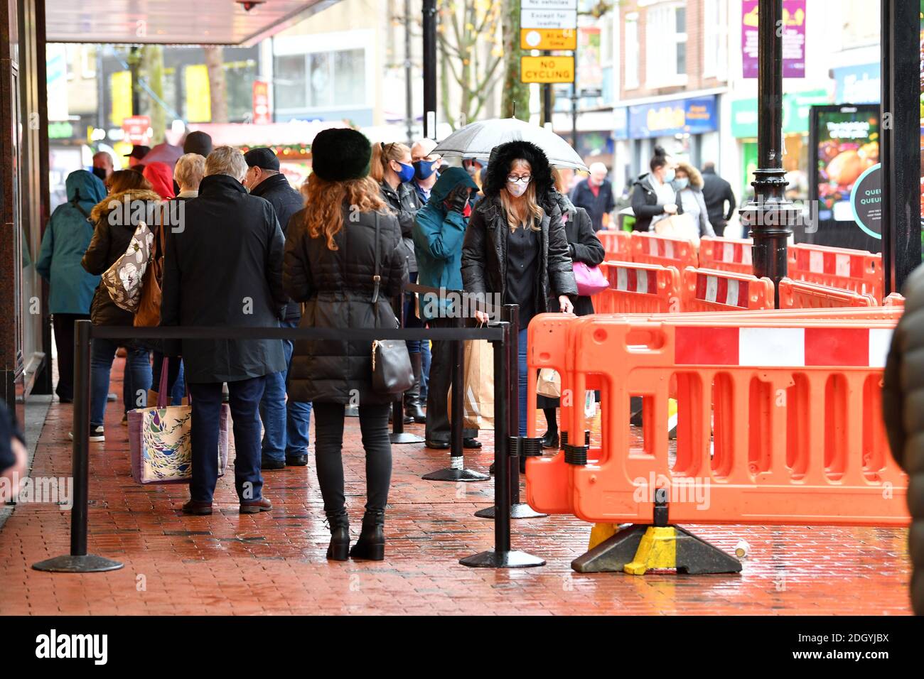 Scènes autour de Broad Street, Reading, Berkshire, le lendemain de la fin de Lockdown 2, jeudi 3 décembre 2020. Banque D'Images