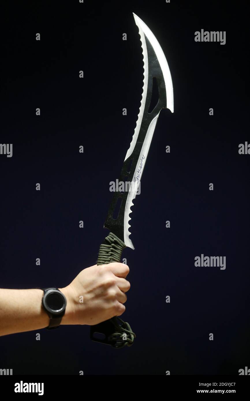 Une sélection d'armes saisies par la police de Northumbria, toutes ces armes ont été commandées sur des sites Web et des apps, mais interceptées par la Force frontalière du Royaume-Uni avant d'être envoyées à des adresses à Tyneside, le mercredi 2 décembre 2020. Banque D'Images