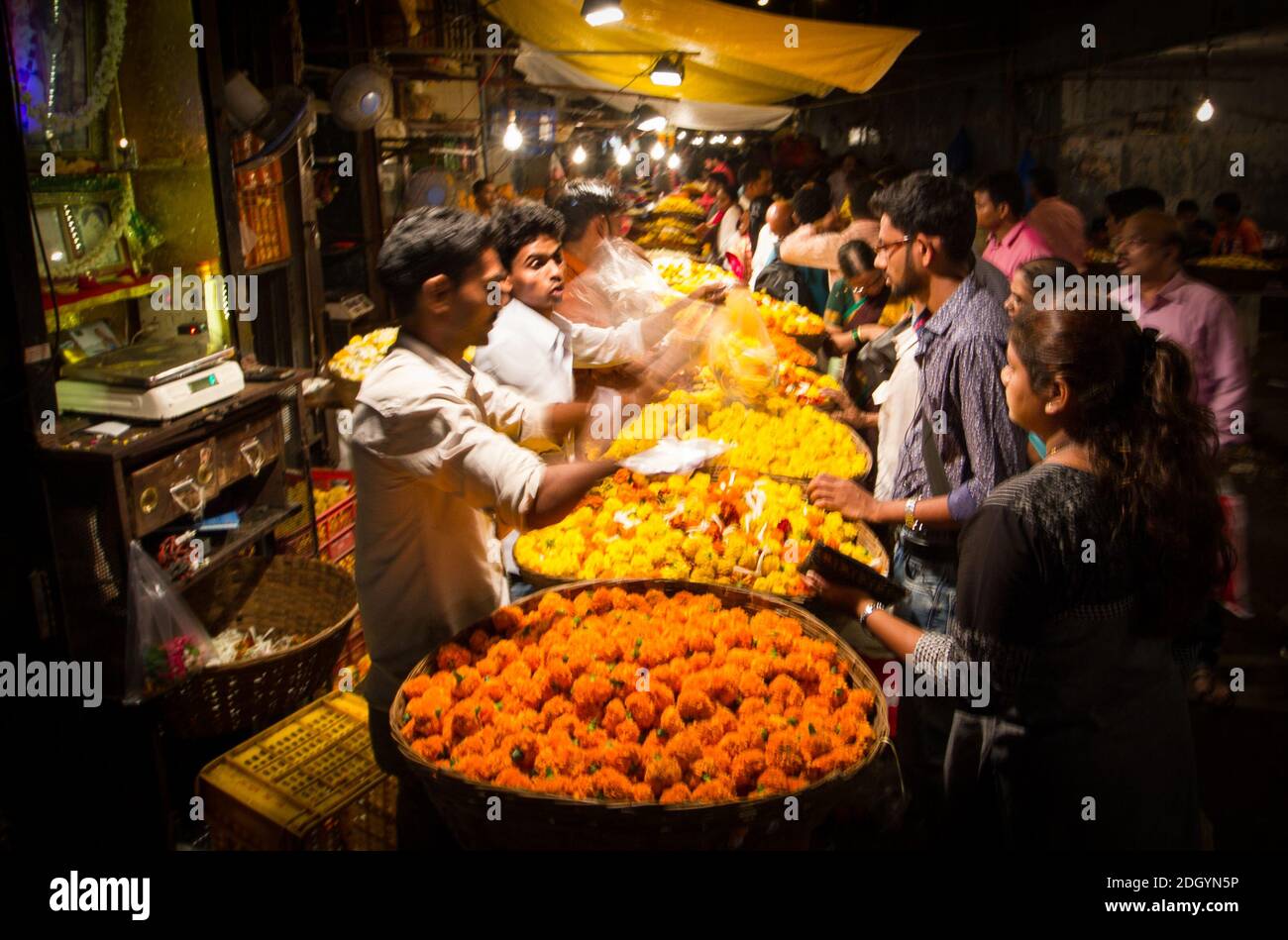 Heure de pointe au marché aux fleurs de Dadar, Mumbai Banque D'Images