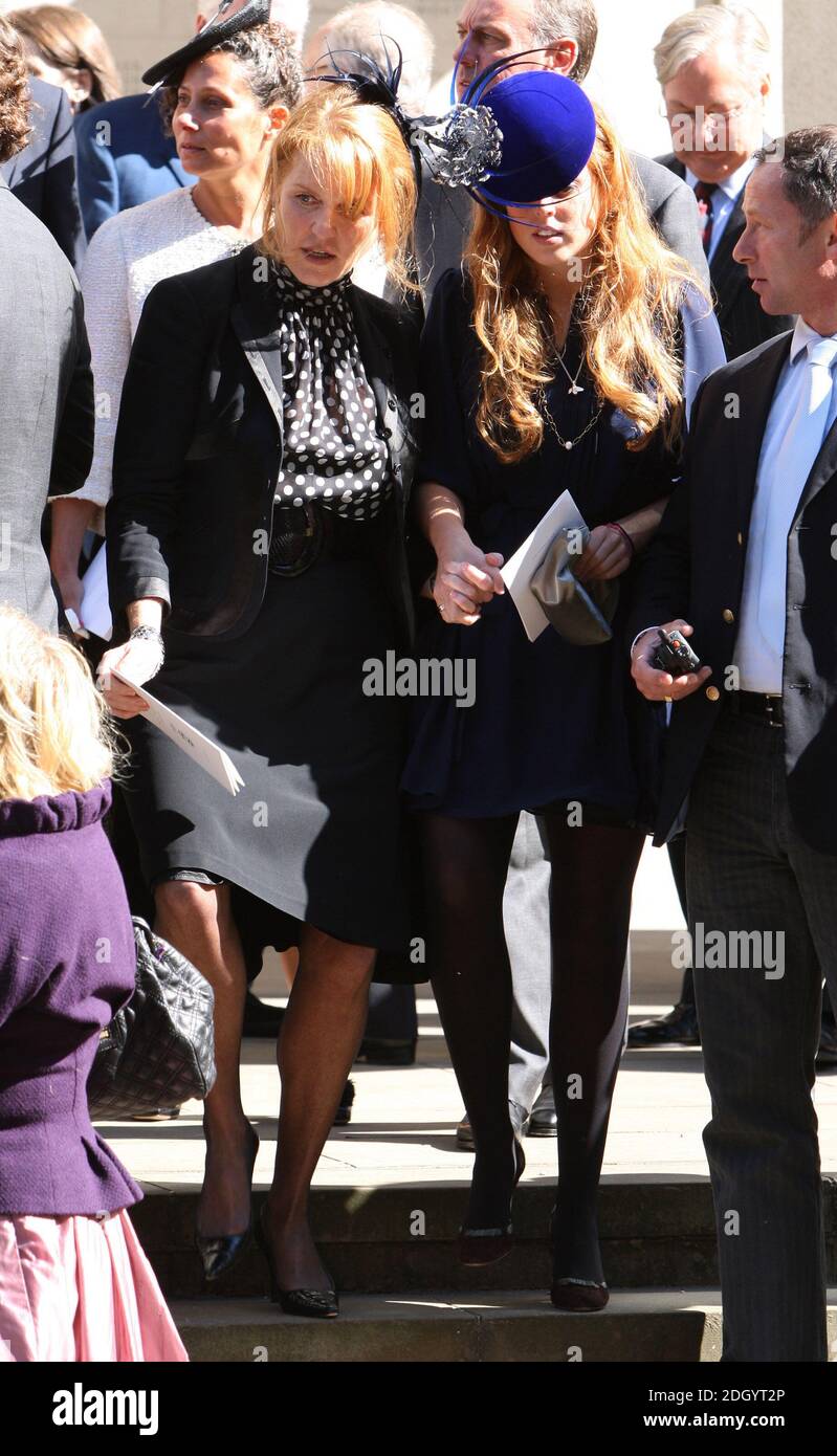 Sarah Ferguson et la princesse Beatrice assistent au service commémoratif d'Isabella Blow à la chapelle des gardes, Birdcage Walk, Londres. Banque D'Images