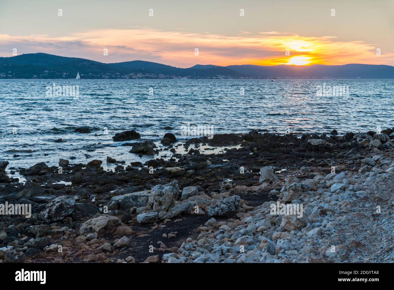 Vue sur l'île de Pašman, depuis la côte dalmate dans la municipalité de Biograd na Moru, en Croatie, sur la mer Adriatique, au coucher du soleil. Banque D'Images