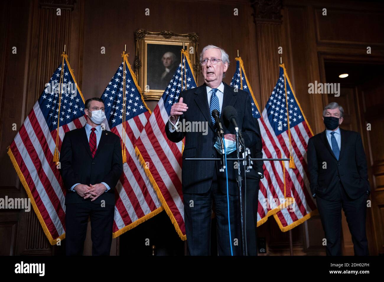 Mitch McConnell, chef de la majorité au Sénat des États-Unis (républicain du Kentucky), prend la parole lors d'une conférence de presse à la suite d'une réunion hebdomadaire avec le caucus républicain du Sénat au Capitole des États-Unis à Washington, DC, États-Unis, le mardi 8 décembre 2020. Près d’une semaine après que les dirigeants démocrates du Congrès aient baissé par rapport à leur demande d’un plan de relance de plusieurs milliers de milliards de dollars, le leader de la majorité au Sénat McConnell a continué à mettre en avant son propre plan, mettant en péril les perspectives d’un compromis. Crédit : Sarah Silbiger/Pool via CNP/MediaPunch Banque D'Images