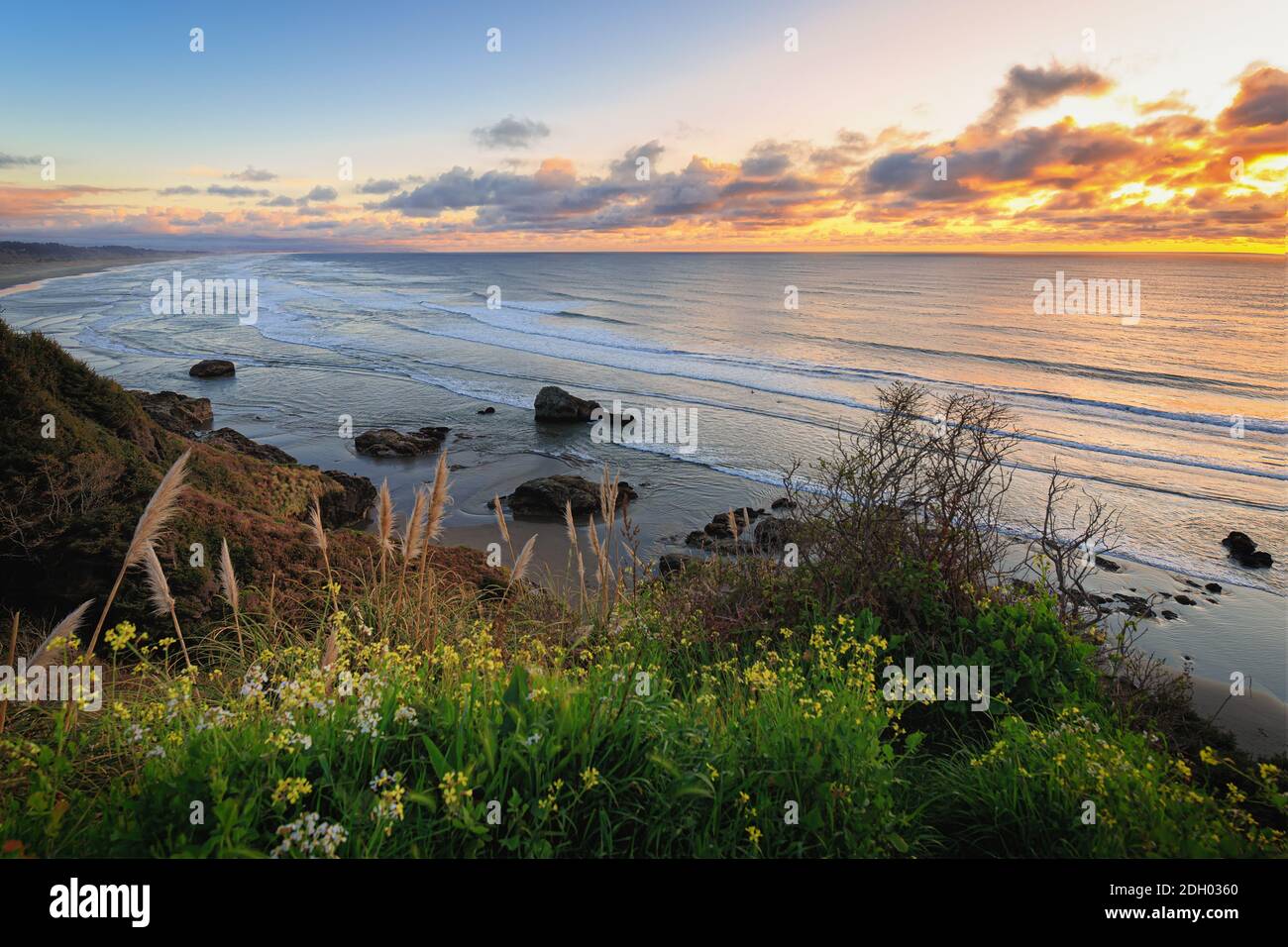 Coucher de soleil sur une plage Rocky Northern California Beach Banque D'Images