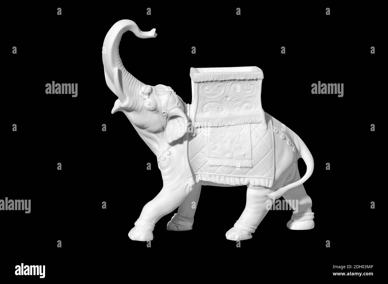 Statue d'éléphant en marbre classique sur fond noir Banque D'Images