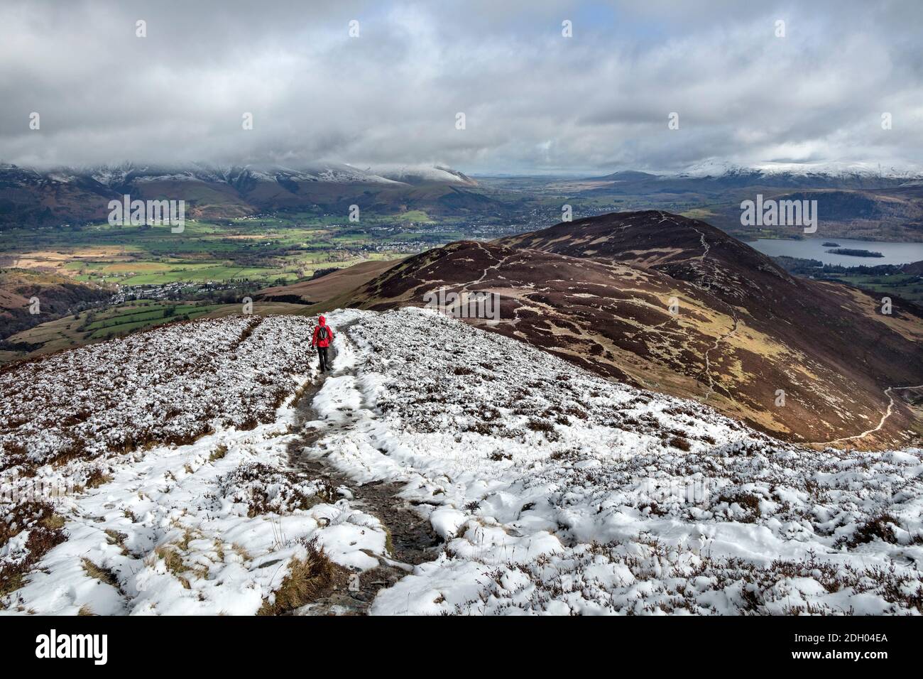 Walker sur Outerside en hiver avec la vue vers Keswick et les Fells du Nord, Lake District, Cumbria, Royaume-Uni Banque D'Images