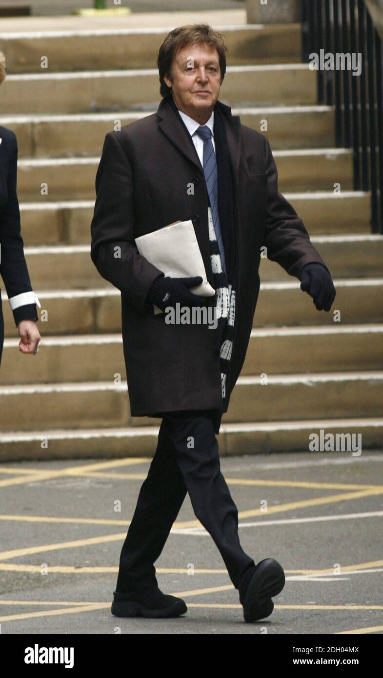 Sir Paul McCartney arrive à la haute Cour de Londres pour entendre le jugement sur son divorce avec Heather Mills. Banque D'Images