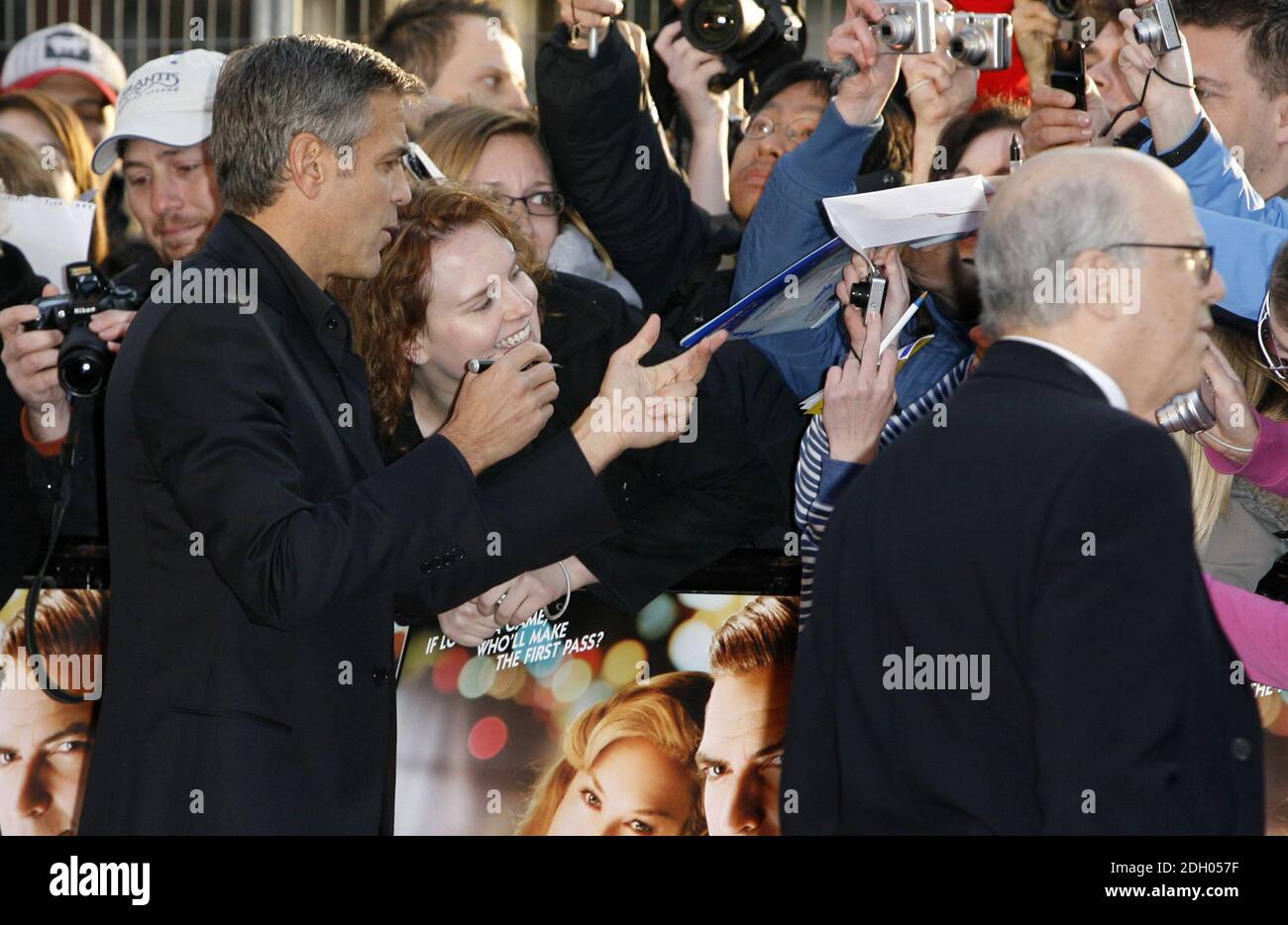 George Clooney arrive pour la première européenne de Leatherheads à l'Odeon Leicester Square, Londres Banque D'Images