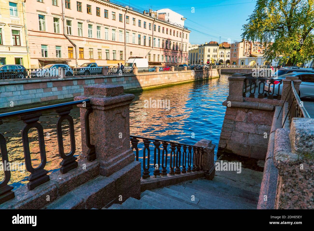 Vue sur le pont Bank avec des griffins à travers le canal Griboyedov, Saint-Pétersbourg, Russie Banque D'Images