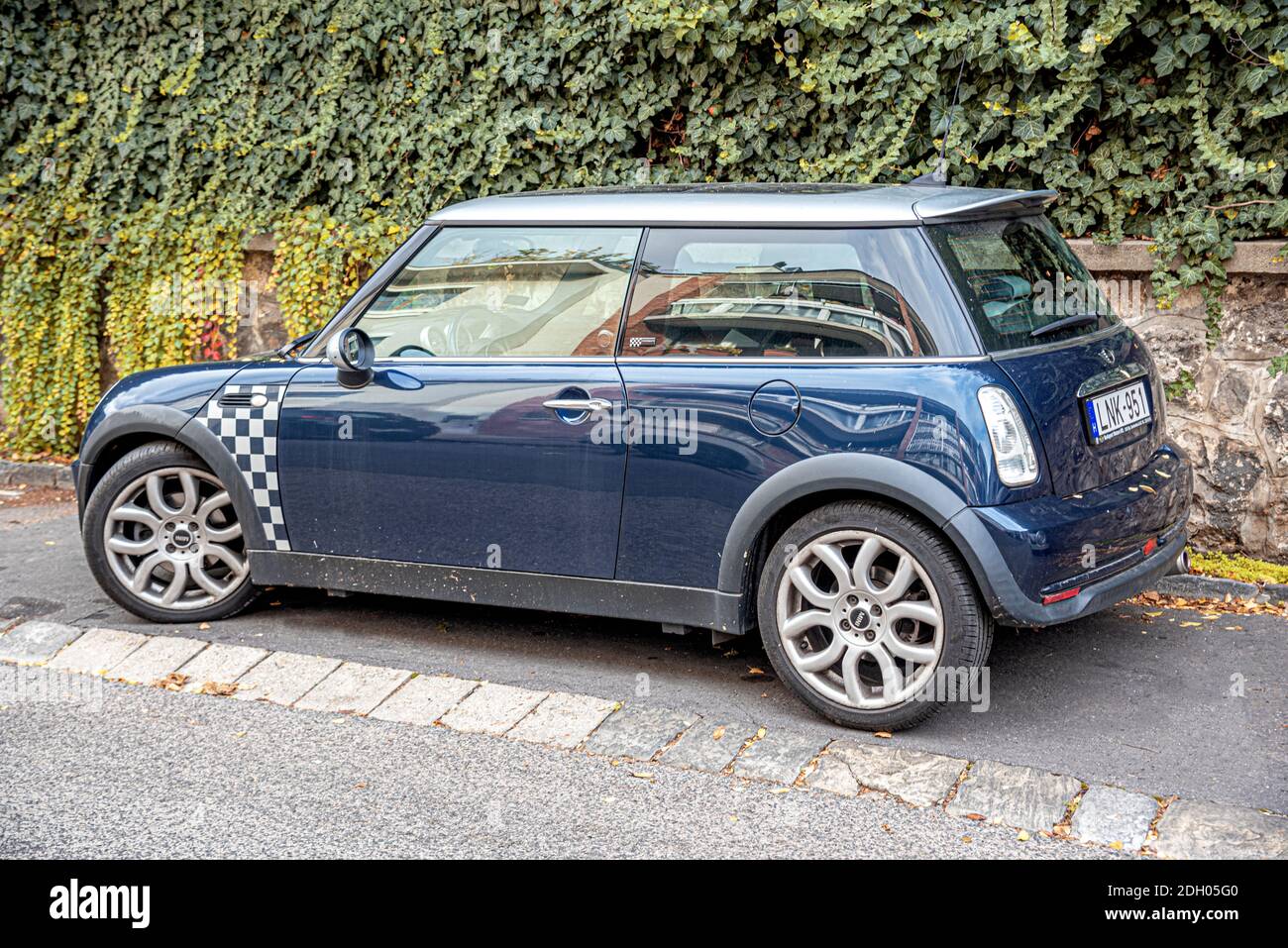 La voiture de Mini Cooper est garée dans une rue de la ville. Budapest, Hongrie. Banque D'Images