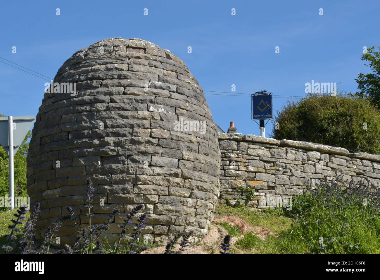L'art de la pierre démontra avec un oeuf en forme de calcaire purbeck. À l'extérieur de la place et de la boussole, maison publique à Worth Matravers sur l'île de Banque D'Images