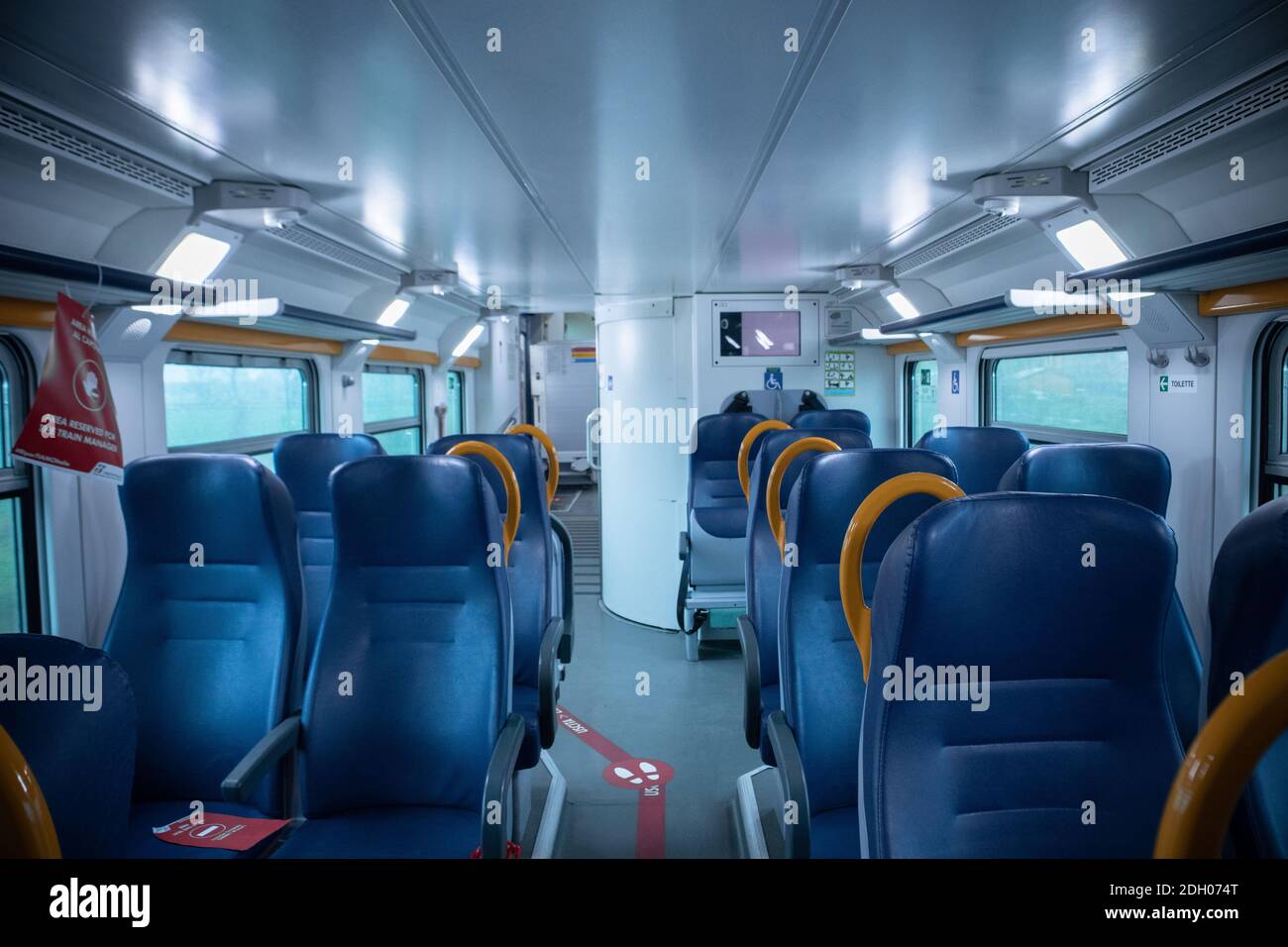 un autocar vide avec des sièges bleus Banque D'Images