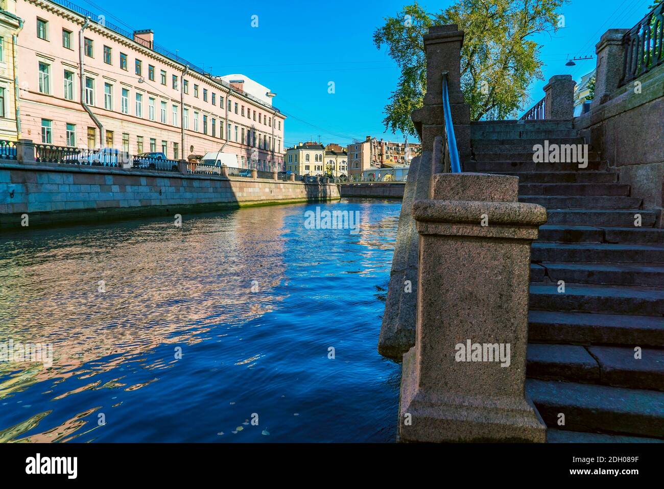 Vue sur le pont Bank avec des griffins à travers le canal Griboyedov, Saint-Pétersbourg, Russie Banque D'Images