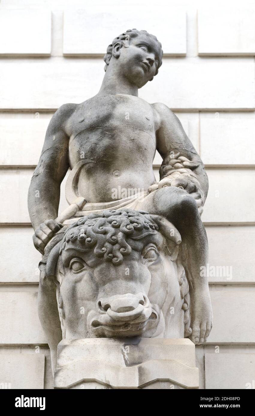 Londres, Angleterre, Royaume-Uni. Statue sur la façade du ministère du Commerce international (ancien site de Scotland Yard) au 3 Whitehall place. Homme avec un si Banque D'Images