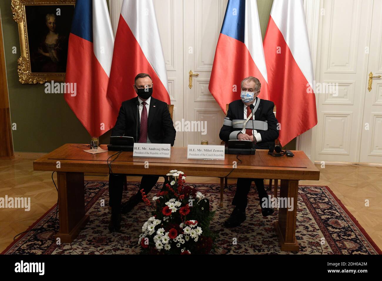 Prague, République tchèque. 09e décembre 2020. Le président tchèque et polonais Milos Zeman, à droite, et Andrzej Duda assistent à une réunion d'information adressée aux représentants des médias au château de Prague, V4, y compris la Tchéquie, devraient être unis pour soutenir la Pologne, la Hongrie, en désaccord avec la ce sur le budget de l'UE, a déclaré le président Zeman, se réjouissant d'un accord naissant. Crédit : Ondrej Deml/CTK photo/Alay Live News Banque D'Images